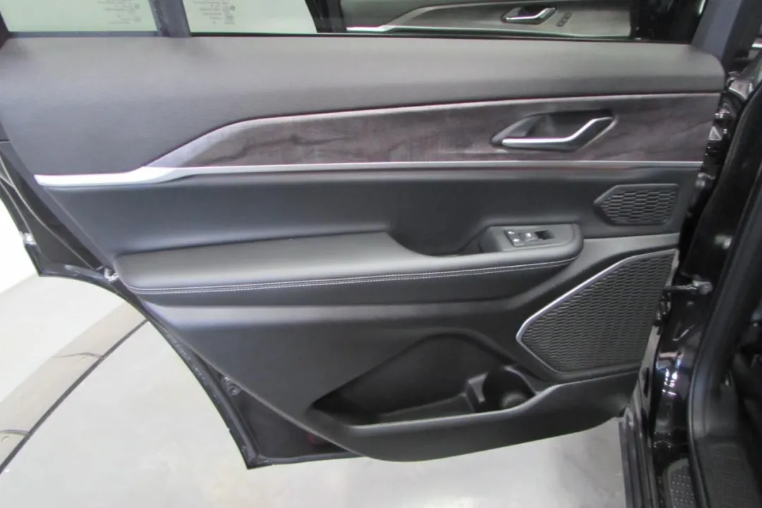 2025 Jeep Grand Cherokee - 1C4RJKBG3S8657535 - Image #25