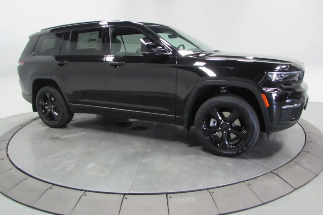 2025 Jeep Grand Cherokee - 1C4RJKBG3S8657535 - Image #3