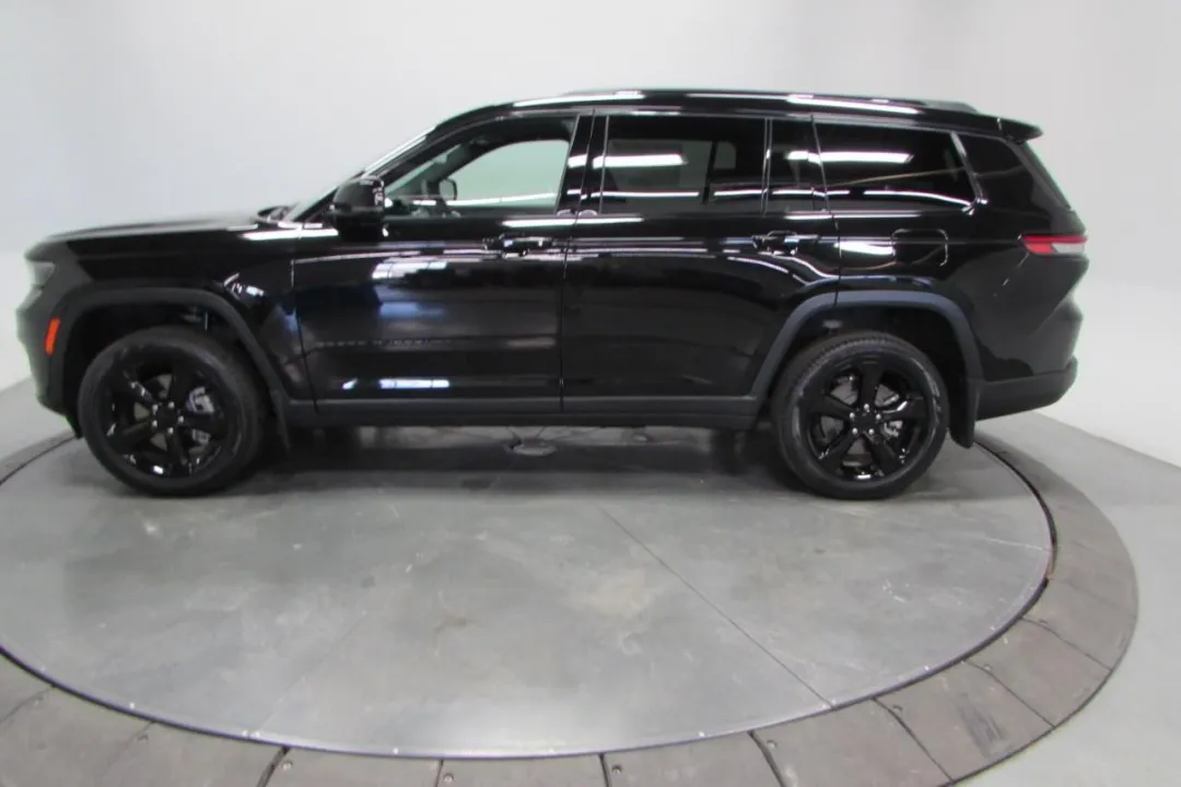 2025 Jeep Grand Cherokee - 1C4RJKBG3S8657535 - Image #4