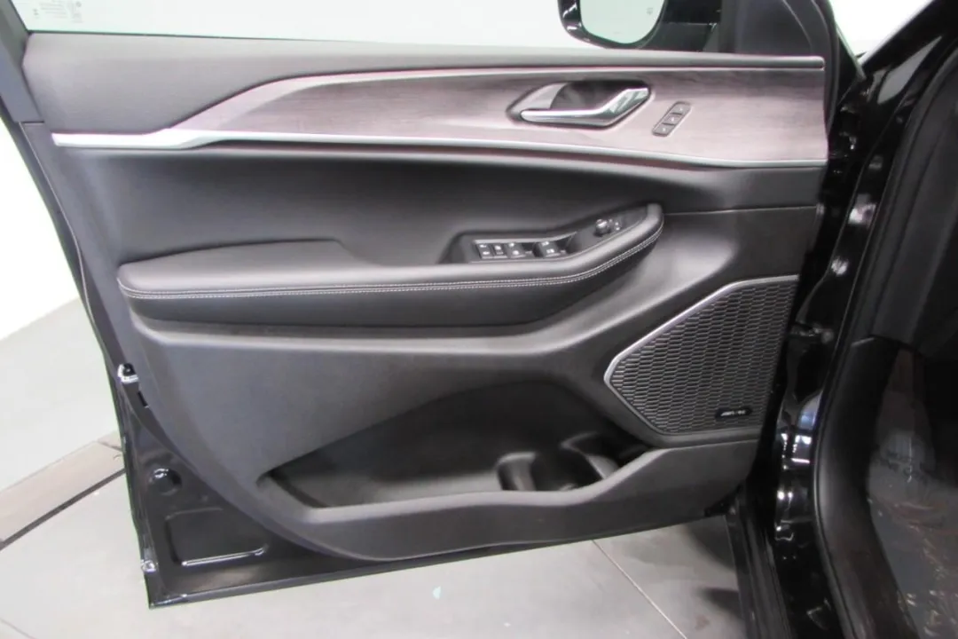 2025 Jeep Grand Cherokee - 1C4RJKBG3S8657535 - Image #10