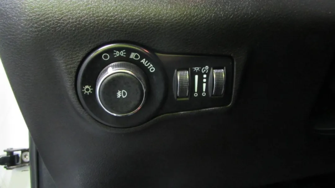 2023 Jeep Compass - 3C4NJDDNXPT522745 - Image #15